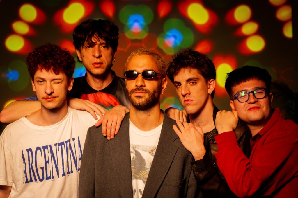 Isla de Caras lanza el video de «Mi Droga&nbsp;Favorita»